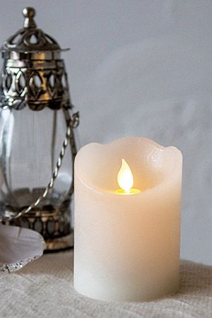 Светодиодная восковая свеча ПРАЗДНИЧНАЯ, с глиттером, кремовая, тёплый белый LED-огонь колышущийся, 7.5x10 см, батарейки, таймер, Kaemingk (Lumineo)
