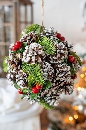 Композиция-шар ВАЙТБАРК, заснеженые шишки, ягоды, хвоя - литая РЕ, 18 см, A Perfect Christmas