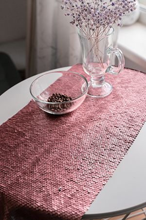 Ткань для декорирования/дорожка для стола ЭКСТРАВАГАНТНАЯ с двусторонними пайетками, розовая, 25х125 см, Koopman International