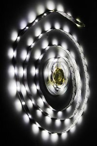 Светодиодная лента LEDSTRIP на липучке, 90 холодных белых LED-огней, 3 м, батарейки, Koopman International
