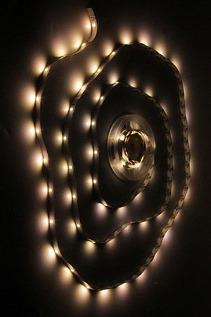 Светодиодная лента LEDSTRIP на липучке, 90 тёплых белых LED-огней, 3 м, батарейки, Koopman International