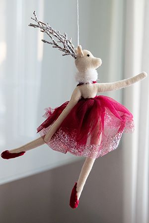 Кукла на ёлку ОЛЕНИХА БАЛЕРИНА танцующая, текстиль, красная, 27 см, Due Esse Christmas