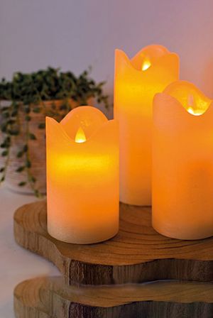 Набор восковых свечей ГАРМОНИЯ, кремовые, тёплые белый LED-огни, колышущееся пламя, 10-15 см, батарейки, ПДУ, 3 шт., Kaemingk (Lumineo)