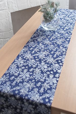 Дорожка для стола МОРОЗНЫЙ ЭСКИЗ (Снежинки), полиэстер, синяя, 250х28 см, Koopman International