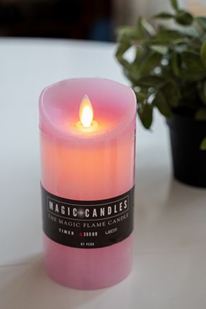 Свеча восковая МЕРЦАЮЩАЯ, розовая, тёплый белый LED-огонь колышущийся, 7.5х15 см, Peha Magic