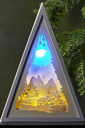 Новогодний светильник УПРЯЖКА САНТЫ НАД ДЕРЕВУШКОЙ, белый, 8 синих/тёплых белых LED-огней, 30.5х22 см, таймер, батарейки, STAR trading