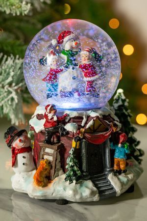 Снежный шар музыкальный ТАНЕЦ СНЕГОВИКА С ДЕТИШКАМИ, 2 меняющих цвета LED-огня, динамика, снежный вихрь, 21 см, батарейки, Kaemingk (Lumineo)