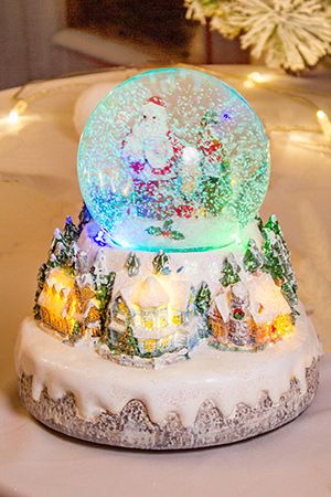 Снежный шар музыкальный ПРАЗДНИЧНЫЙ ВИХРЬ (вокруг Санты), 4 меняющих цвета LED-огня, динамика, снежный вихрь, 20 см, батарейки, Kaemingk (Lumineo)