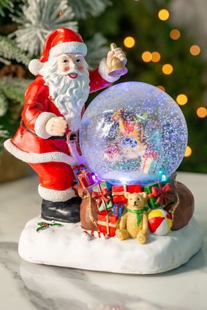 Снежный шар музыкальный ВРЕМЯ САНТЫ (с колокольчиком), 4 меняющих цвета LED-огня, снежный вихрь, 25 см, батарейки, Kaemingk (Lumineo)