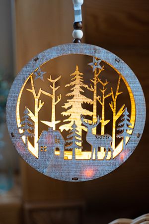 Светящееся новогоднее украшение ЗИМНИЙ ПЕЙЗАЖ (олень у домика), дерево, 4 тёплых белых LED-огня, 14 см, батарейки, Kaemingk (Lumineo)