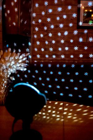 Светодиодный проектор СНЕГОПАД (СНЕЖИНКИ-ЗВЁЗДОЧКИ), проекция на 200 м*2, холодные белые LED-огни, таймер, уличный, Kaemingk (Lumineo)