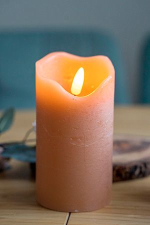 Светодиодная восковая свеча ЖИВАЯ ДУША, миндальная, тёплый белый LED-огонь мерцающий, 'натуральный фитилёк', 7х13 см, таймер, батарейки, Kaemingk (Lumineo)
