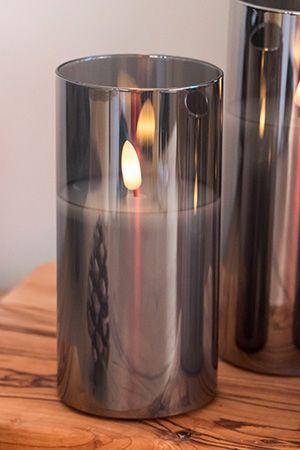 Светодиодная восковая свеча ФЬЁГА в стеклянном стакане, дымчатая, тёплый белый мерцающий LED-огонь, 'натуральный фитилёк', 7.5x15 см, таймер, батарейки, Kaemingk (Lumineo)