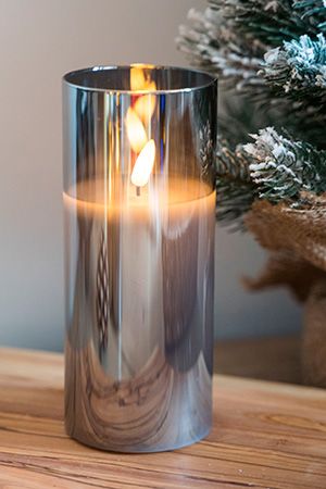 Светодиодная восковая свеча ФЬЁГА в стеклянном стакане, дымчатая, тёплый белый мерцающий LED-огонь, 'натуральный фитилёк', 7.5x17.5 см, таймер, батарейки, Kaemingk (Lumineo)