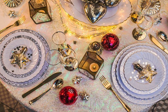Елочные украшения на новогоднем столе